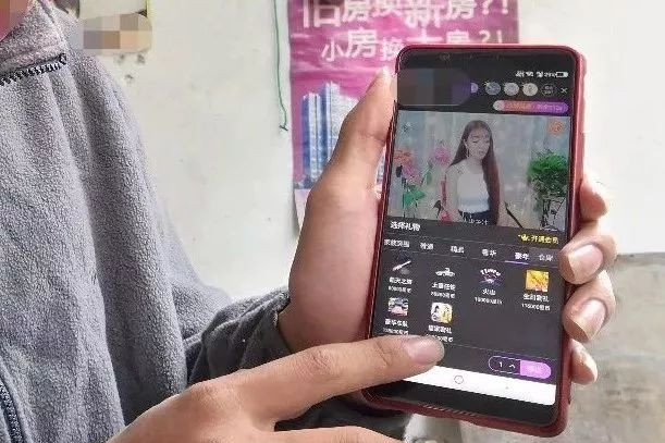 Chồng cũ tặng streamer quà hơn 2 tỷ đồng, người phụ nữ đòi lại và cái kết đắng