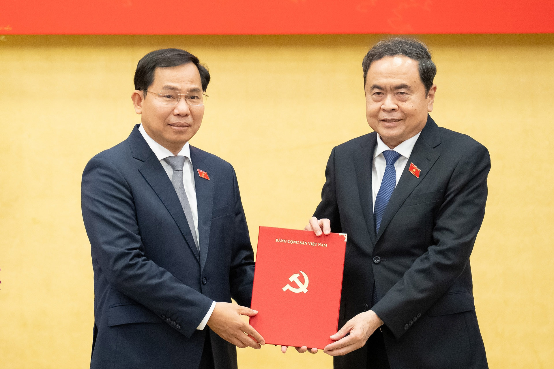 Chủ tịch Quốc hội trao quyết định về công tác cán bộ