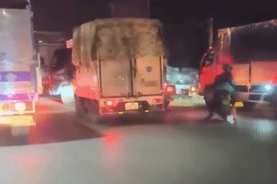 Clip: Khoảnh khắc xe bồn nổ như bom, lửa bốc dữ dội ở Hưng Yên