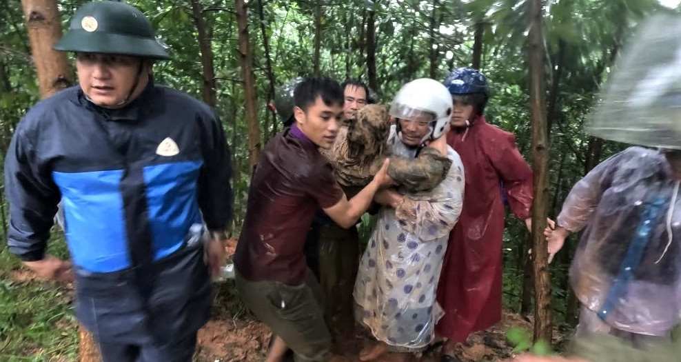 Clip: Thót tim giải cứu nam tài xế bị cuốn xuống vực ở Đà Nẵng