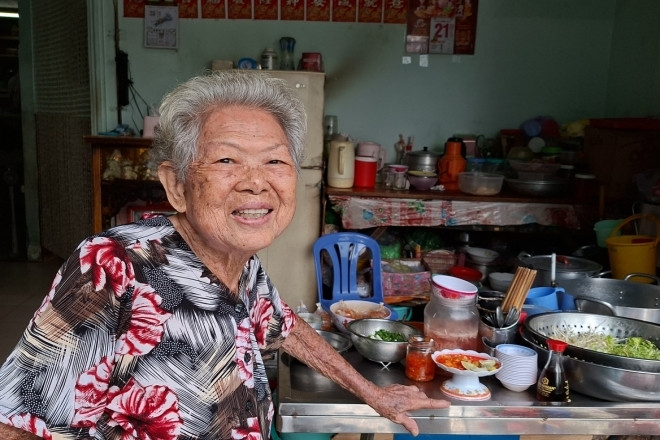 Cụ bà U90 lưng còng dậy từ 3h nấu bún, giữ nghề của con gái đã khuất