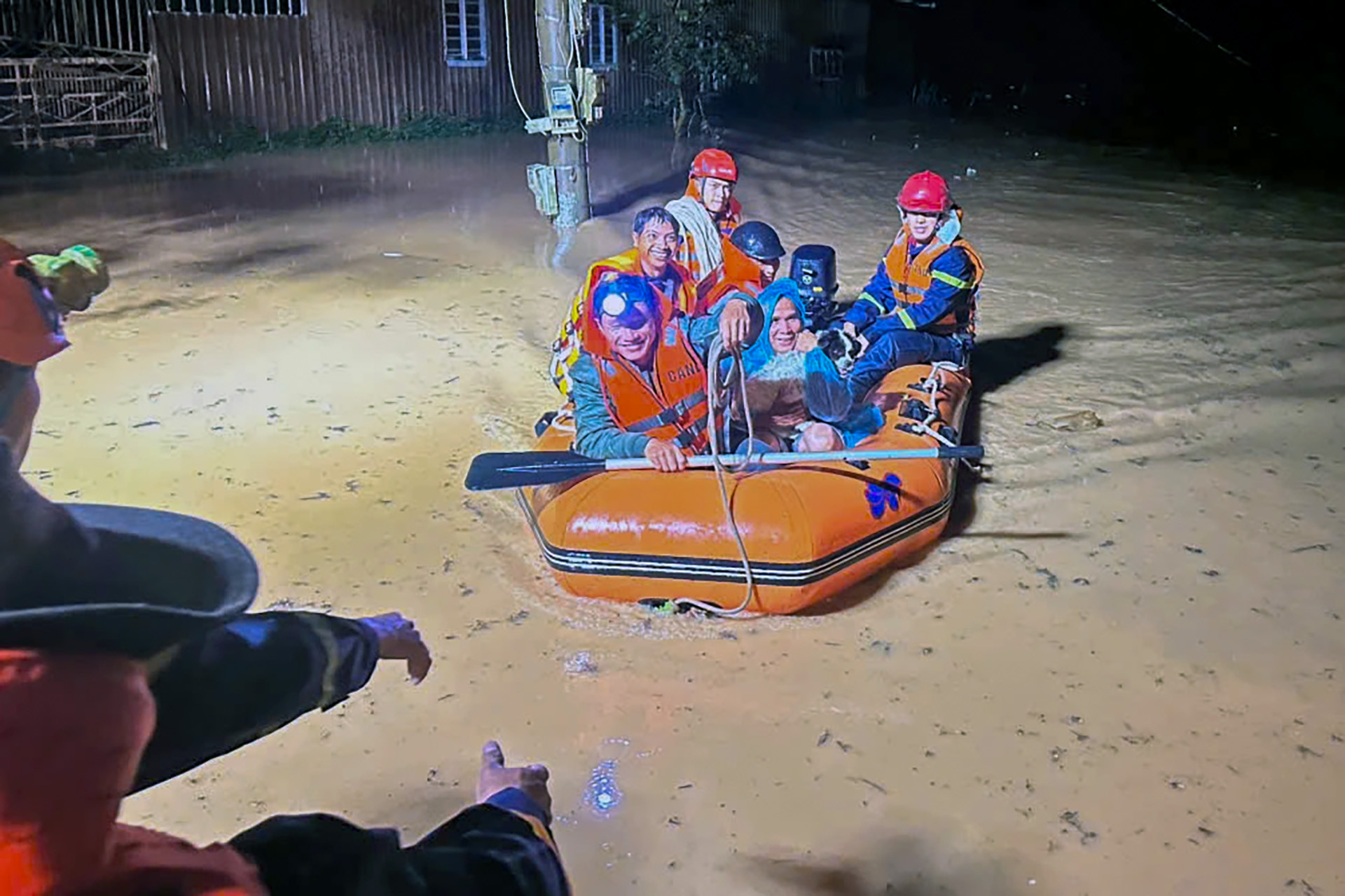 cuu nguoi 1 1310.jpg