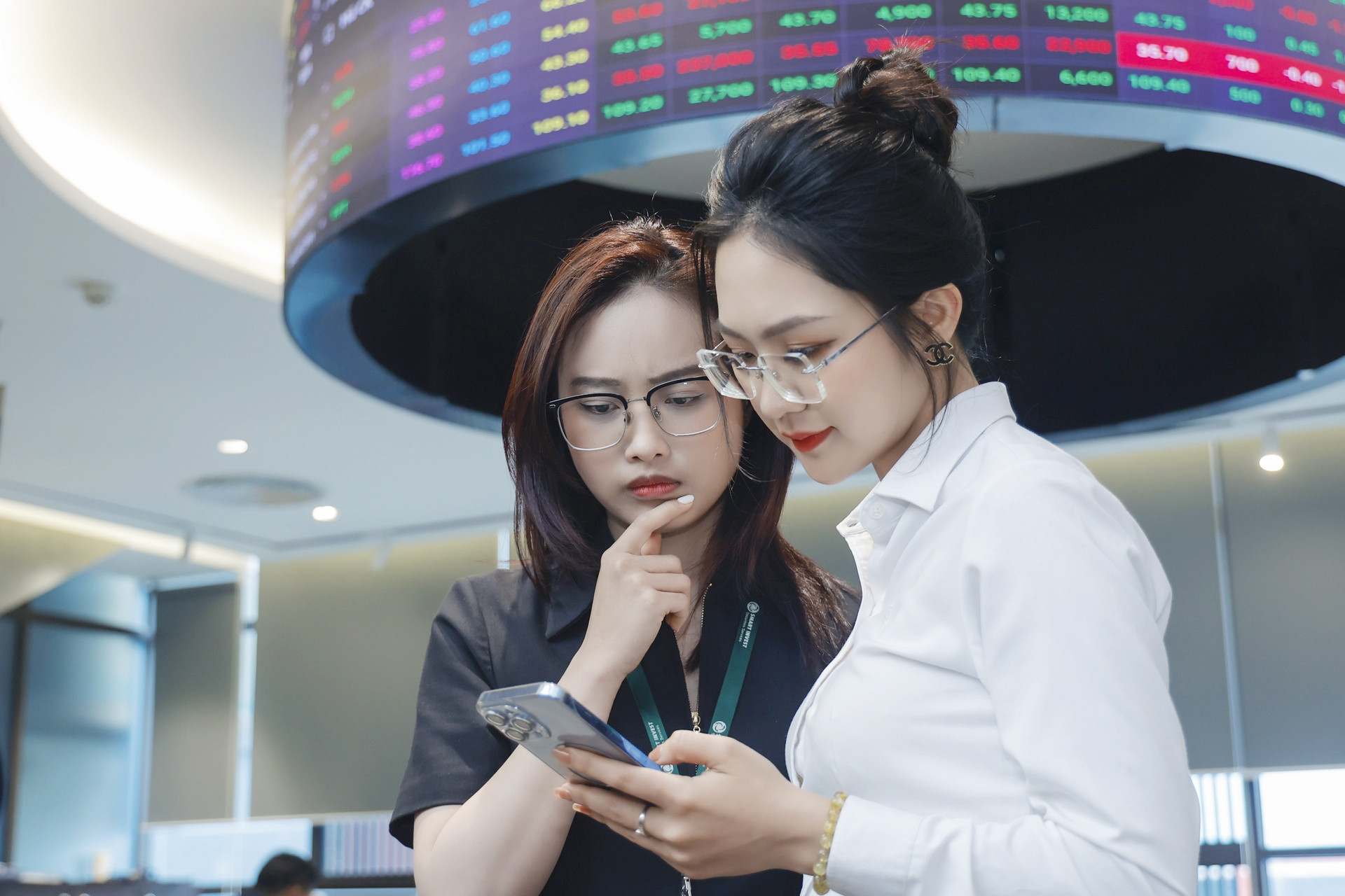 Dòng tiền bất ngờ kéo VN-Index từ đáy lên đỉnh, chứng khoán ‘hồi sinh’ 10 tỷ USD