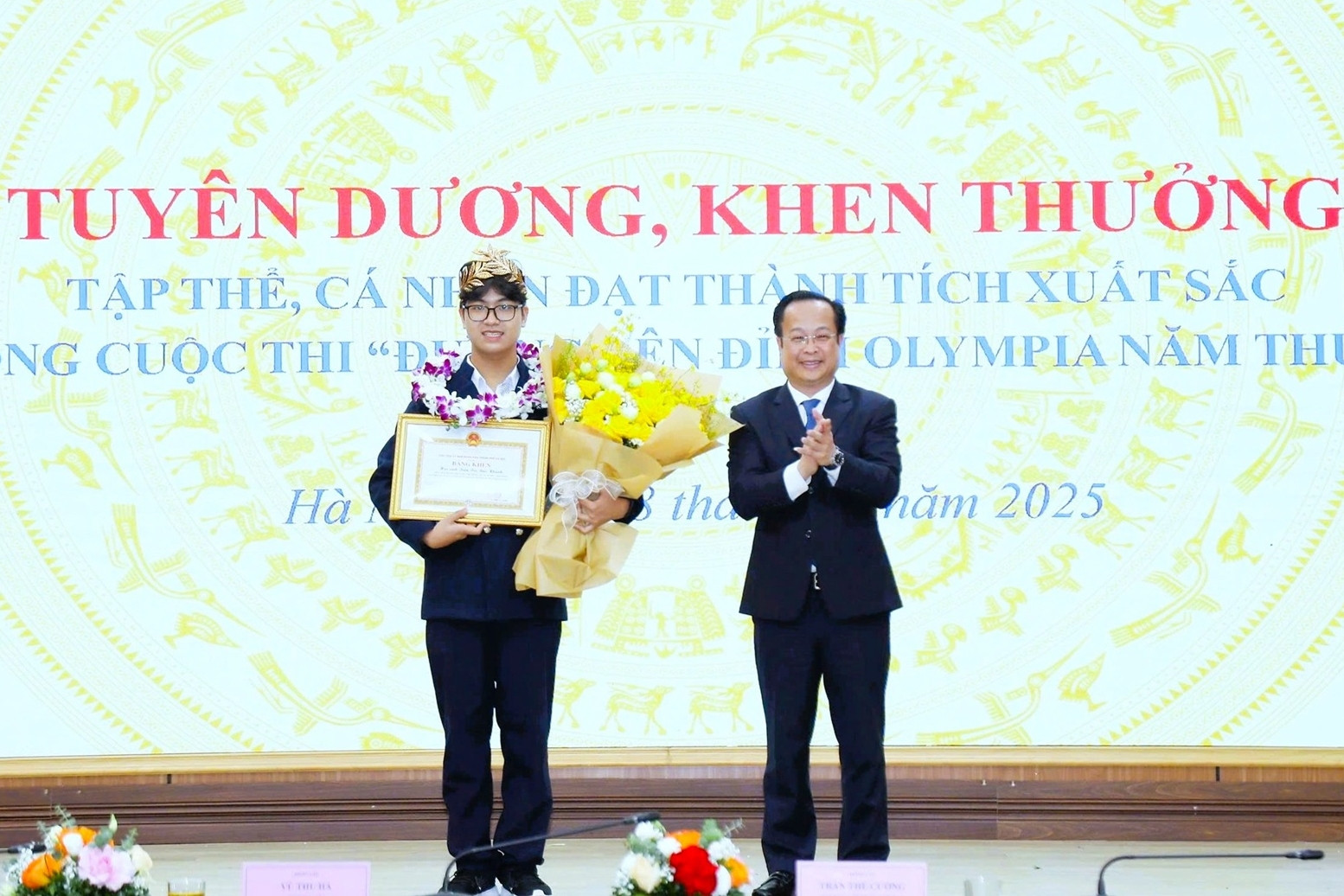 Hà Nội tặng bằng khen cho quán quân Olympia Trần Bùi Bảo Khánh