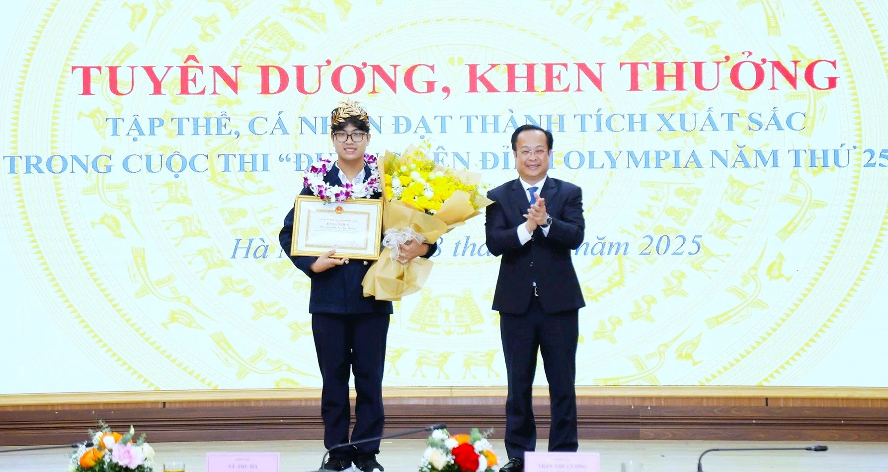 Hà Nội tặng bằng khen cho quán quân Olympia Trần Bùi Bảo Khánh
