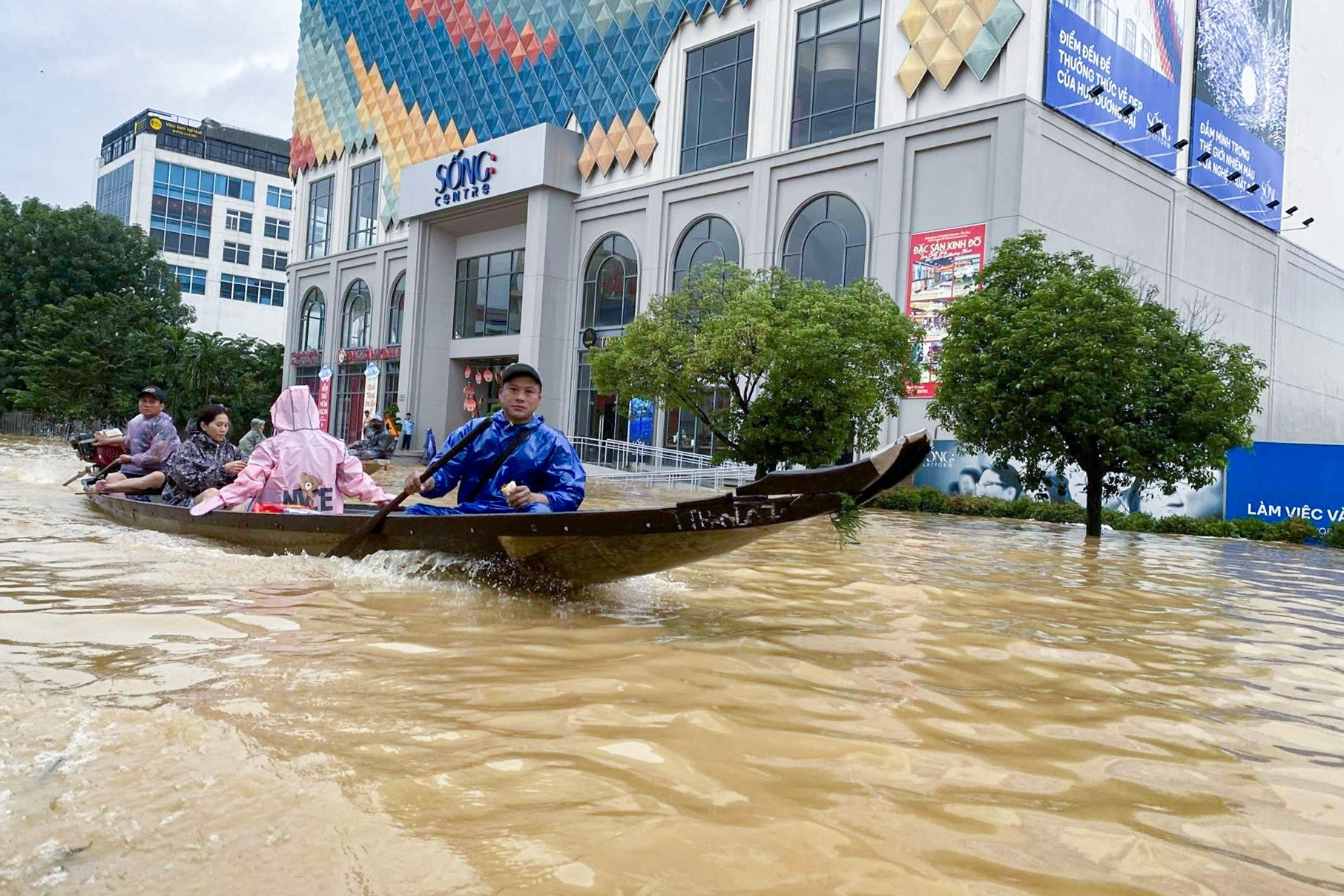 Hình ảnh mới nhất tại TP Huế khi nước lũ bủa vây
