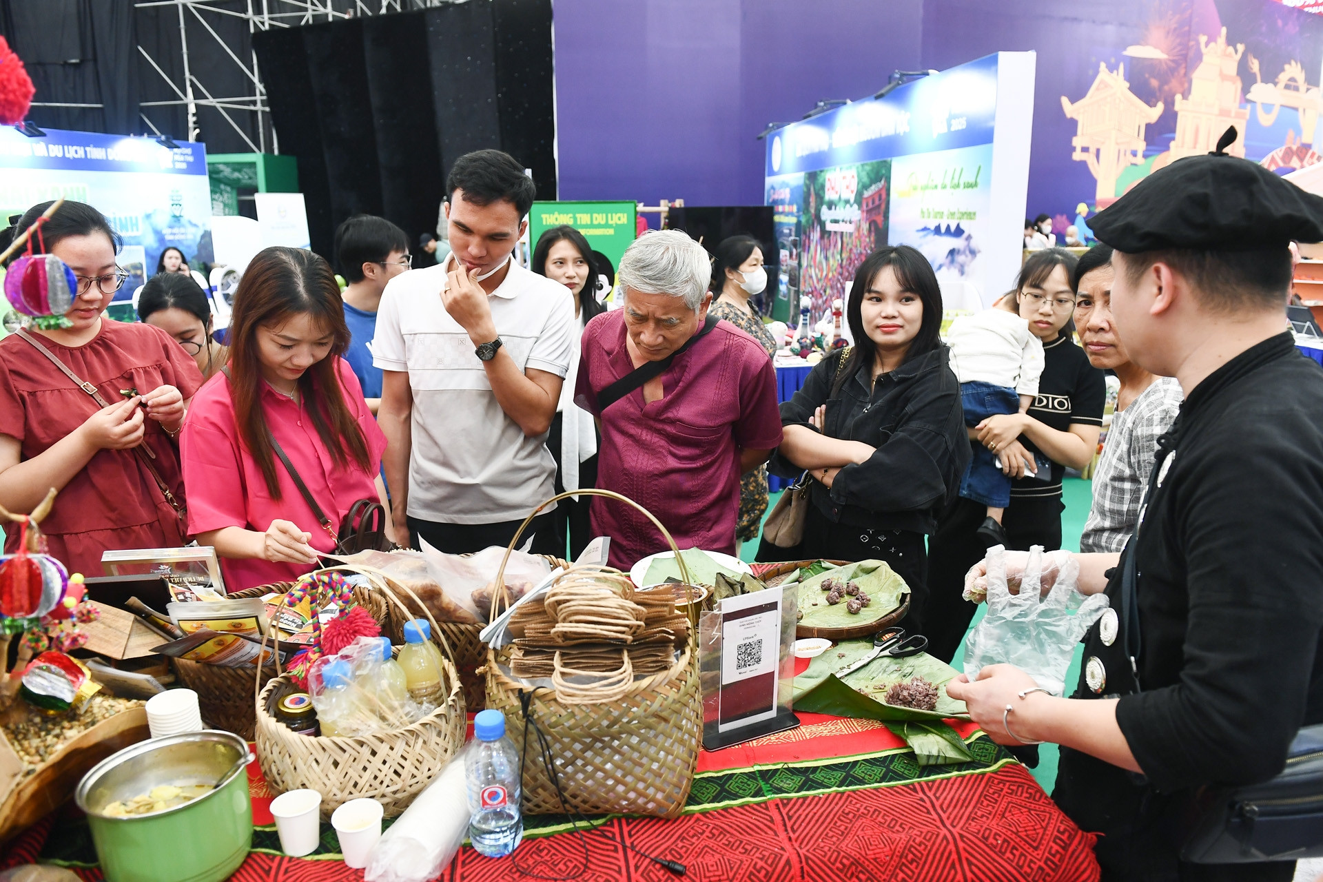 Khách đổ xô nếm thử khâu nhục, lạp sườn ở Hội chợ Mùa Thu