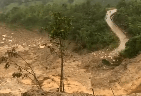 Lũ bùn tràn gần 3km sau tiếng nổ lớn lúc rạng sáng, nghìn người dân bị cô lập