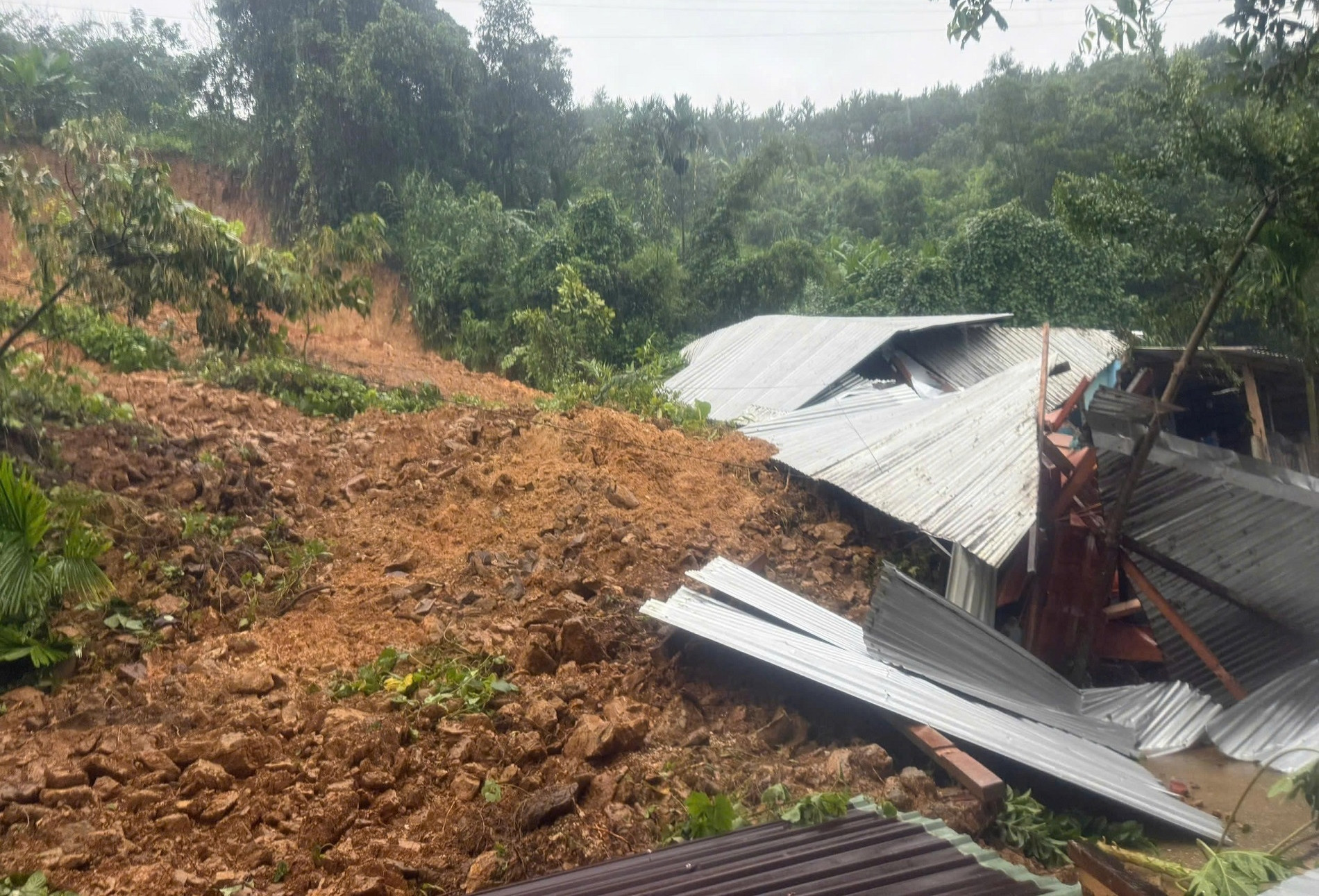 Nghe tin nhà bị vùi lấp, chỉ huy trưởng quân sự xã vẫn miệt mài đi chống lũ