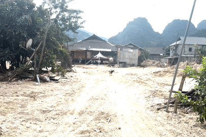 Ngỡ ngàng khung cảnh ngôi làng có 'mỏ vàng' trôi về sau mưa lũ