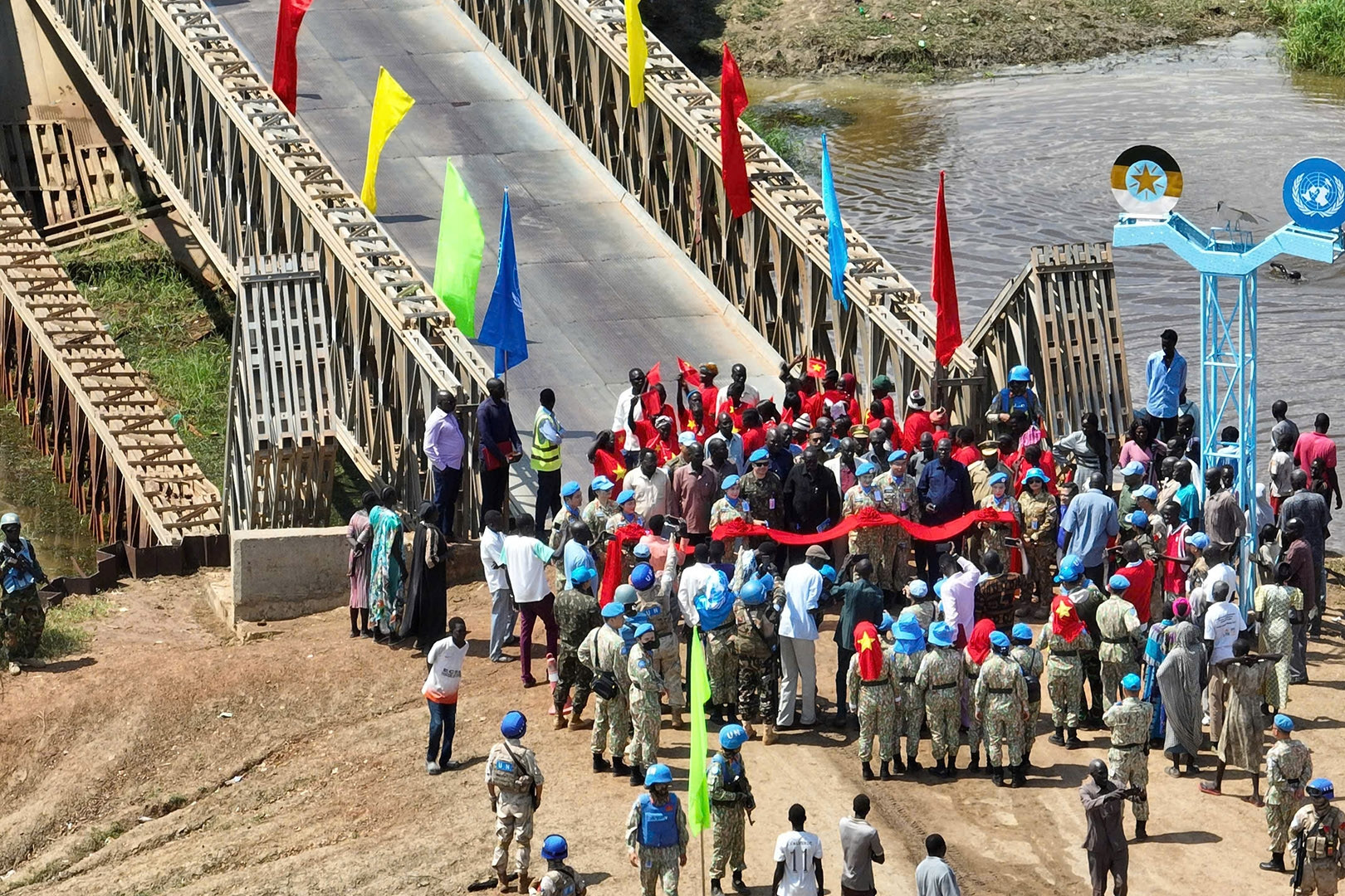 Người dân châu Phi nhảy múa bên cây cầu do chiến sĩ công binh Việt Nam sửa chữa