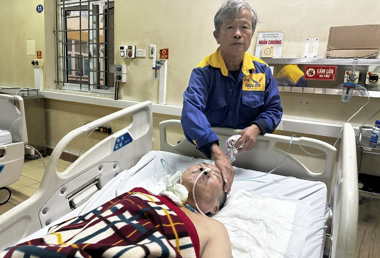 Nhói lòng người anh nghèo tuyệt vọng níu sự sống cho em trai tâm thần bị tai nạn