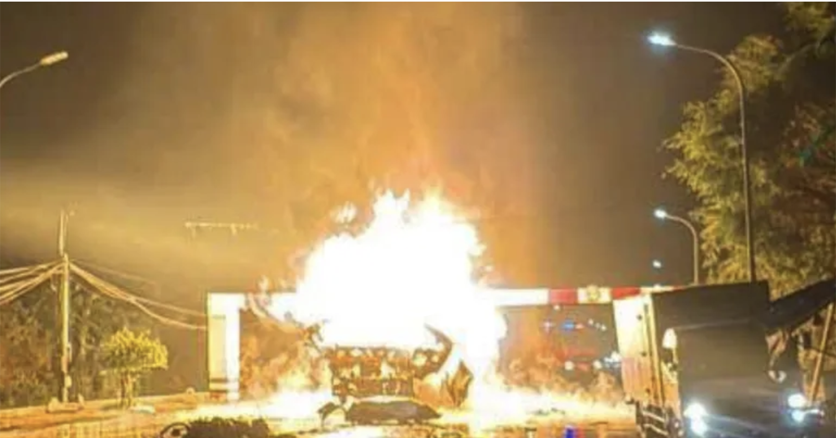 Clip: Khoảnh khắc xe bồn nổ như bom, lửa bốc dữ dội ở Hưng Yên