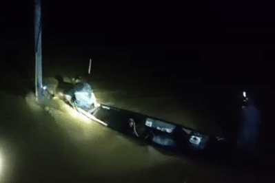 Ôm cột điện giữa dòng nước xiết, người đàn ông Đà Nẵng thoát chết ngoạn mục