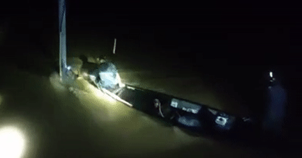 Ôm cột điện giữa dòng nước xiết, người đàn ông Đà Nẵng thoát chết ngoạn mục