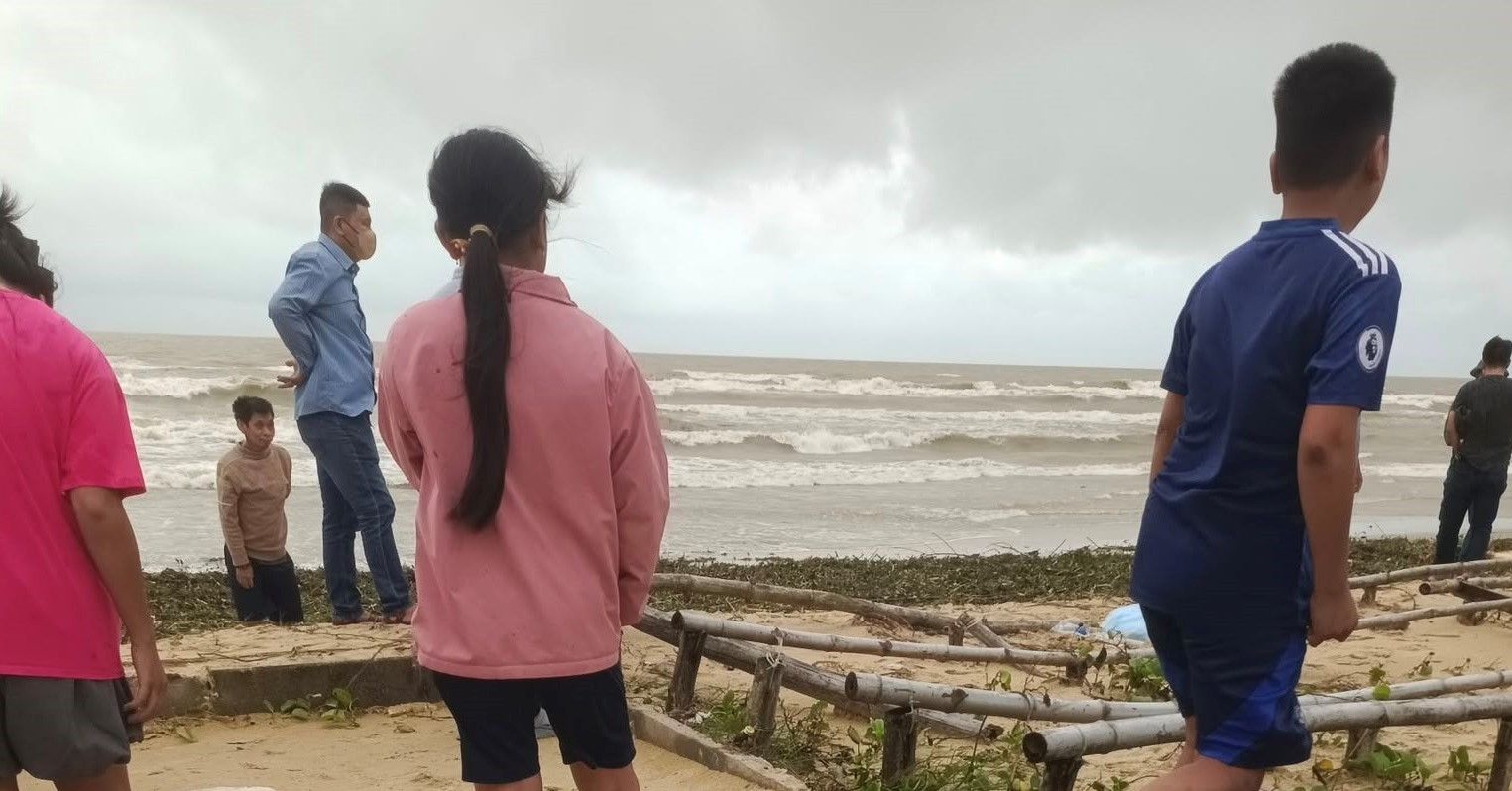 Phát hiện thi thể bé gái sơ sinh trôi dạt vào bờ biển