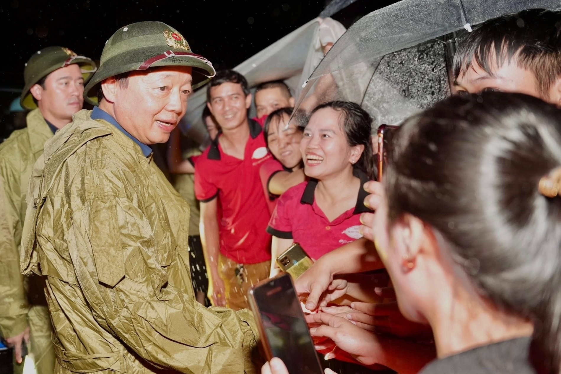 Phó Thủ tướng Trần Hồng Hà thăm hỏi người dân vùng ngập lụt ở TP Huế