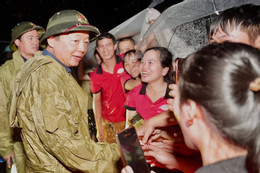 Phó Thủ tướng Trần Hồng Hà thăm hỏi người dân vùng ngập lụt ở TP Huế