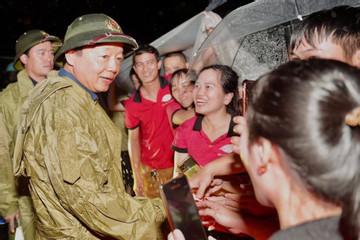 Phó Thủ tướng Trần Hồng Hà thăm hỏi người dân vùng ngập lụt ở TP Huế