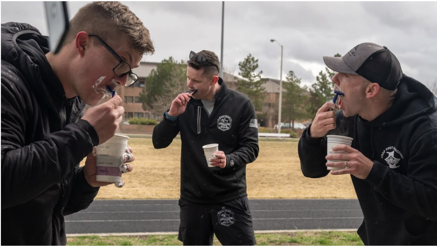 Quân nhân Mỹ cạo râu. Ảnh: Task&Purpose