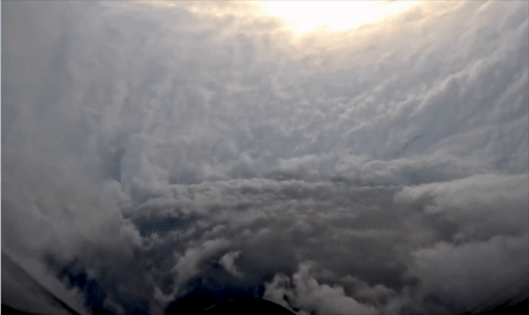 Khoảnh khắc máy bay đi vào tâm cơn bão mạnh nhất thế giới