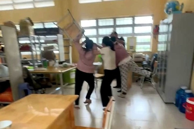 Thầy giáo bị tố nhắn tin không phù hợp, 'đụng chạm' nữ sinh lớp 10