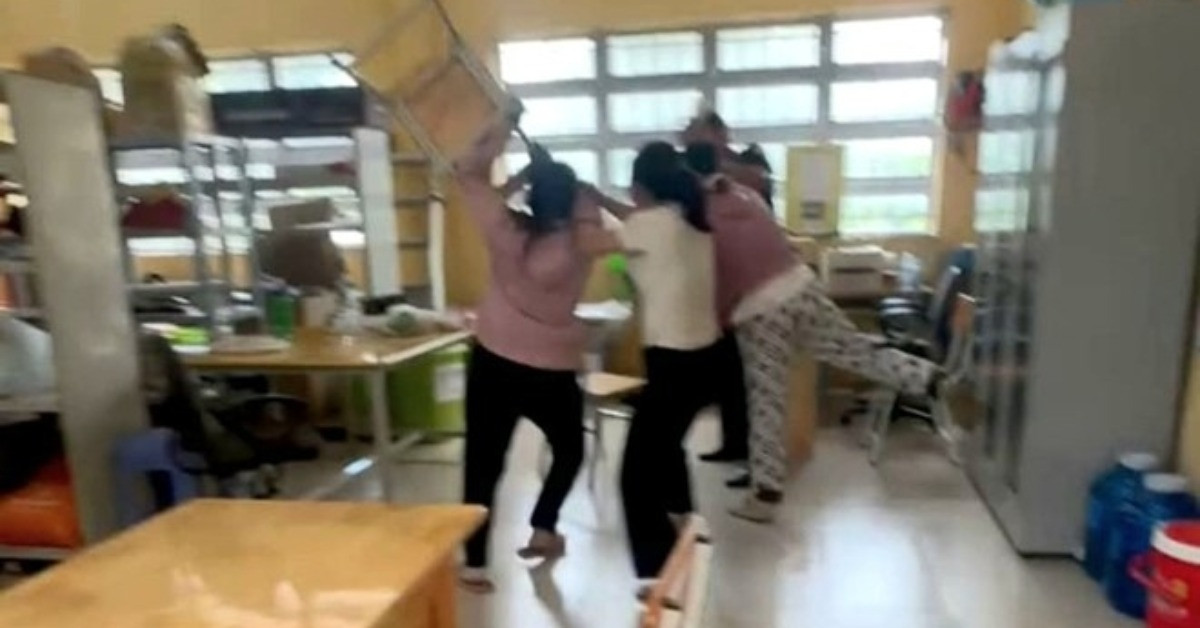 Thầy giáo bị tố nhắn tin không phù hợp, &amp;apos;đụng chạm&amp;apos; nữ sinh lớp 10