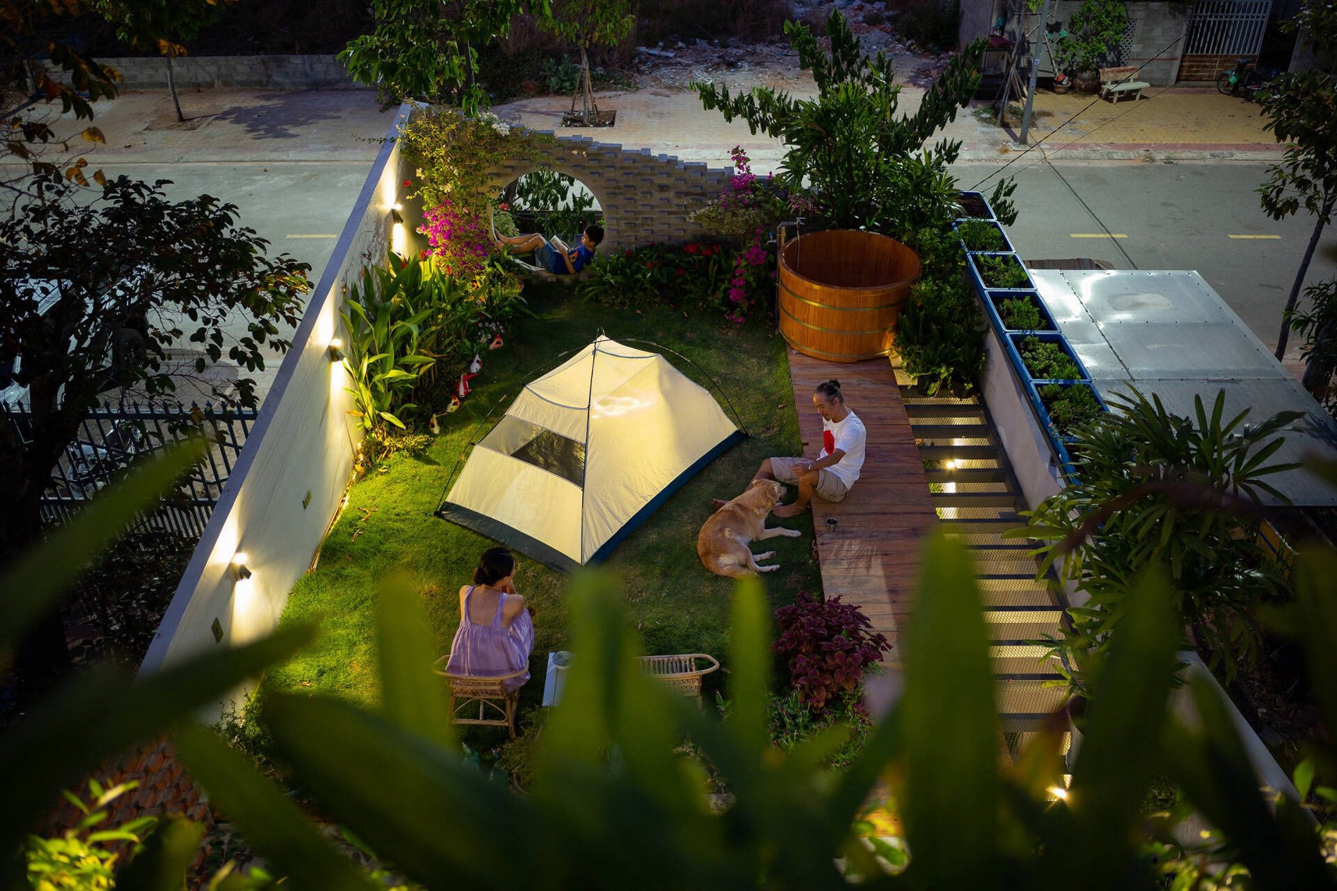 Vợ chồng TPHCM bỏ phố về biển ở miền Trung, dựng ngôi nhà 'biết thở' đẹp mê