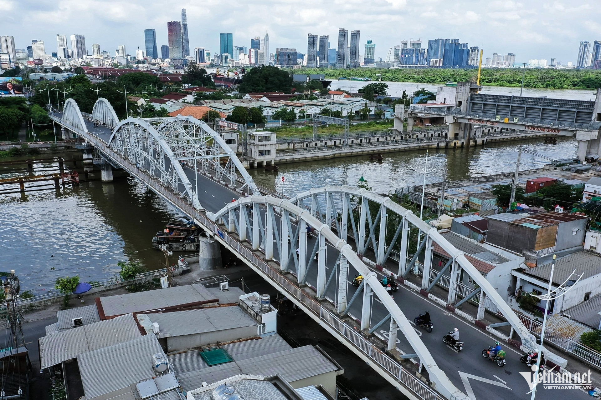 W-đường nguyễn tất thành   nguyễn huế 12.jpg