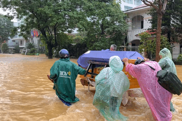 Xót lòng cảnh gia đình ở Huế đẩy quan tài vượt dòng lũ đi hỏa táng