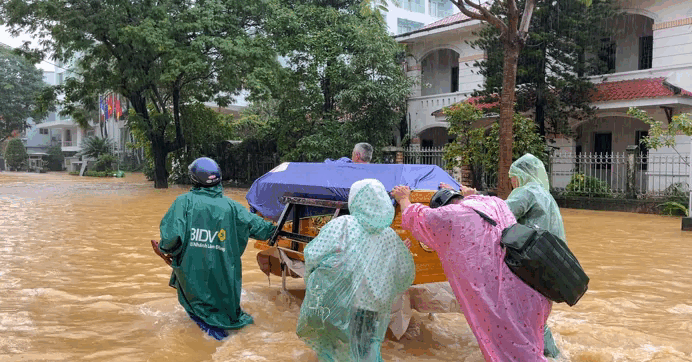 Xót lòng cảnh gia đình ở Huế đẩy quan tài vượt dòng lũ đi hỏa táng