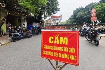 Cấm làn đường dành cho xe thô sơ trên cầu Long Biên trong 61 ngày
