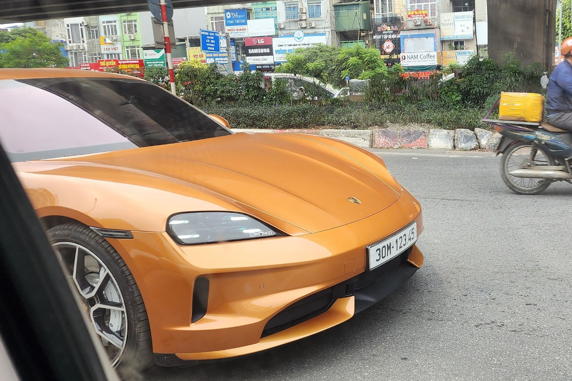 Bắt gặp Porsche Taycan 4S biển sảnh tiến 30M-123.45 siêu đẹp trên phố Hà Nội