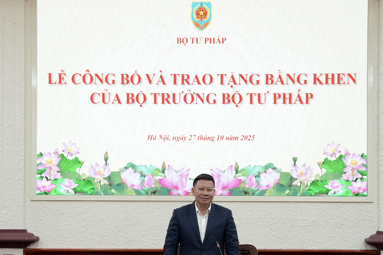 Bộ Tư pháp trao Bằng khen cho các tập thể, cá nhân có thành tích