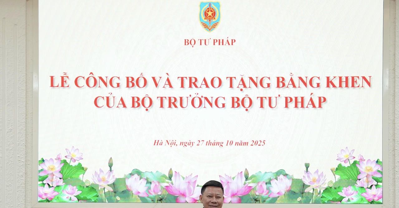 Bộ Tư pháp trao Bằng khen cho các tập thể, cá nhân có thành tích