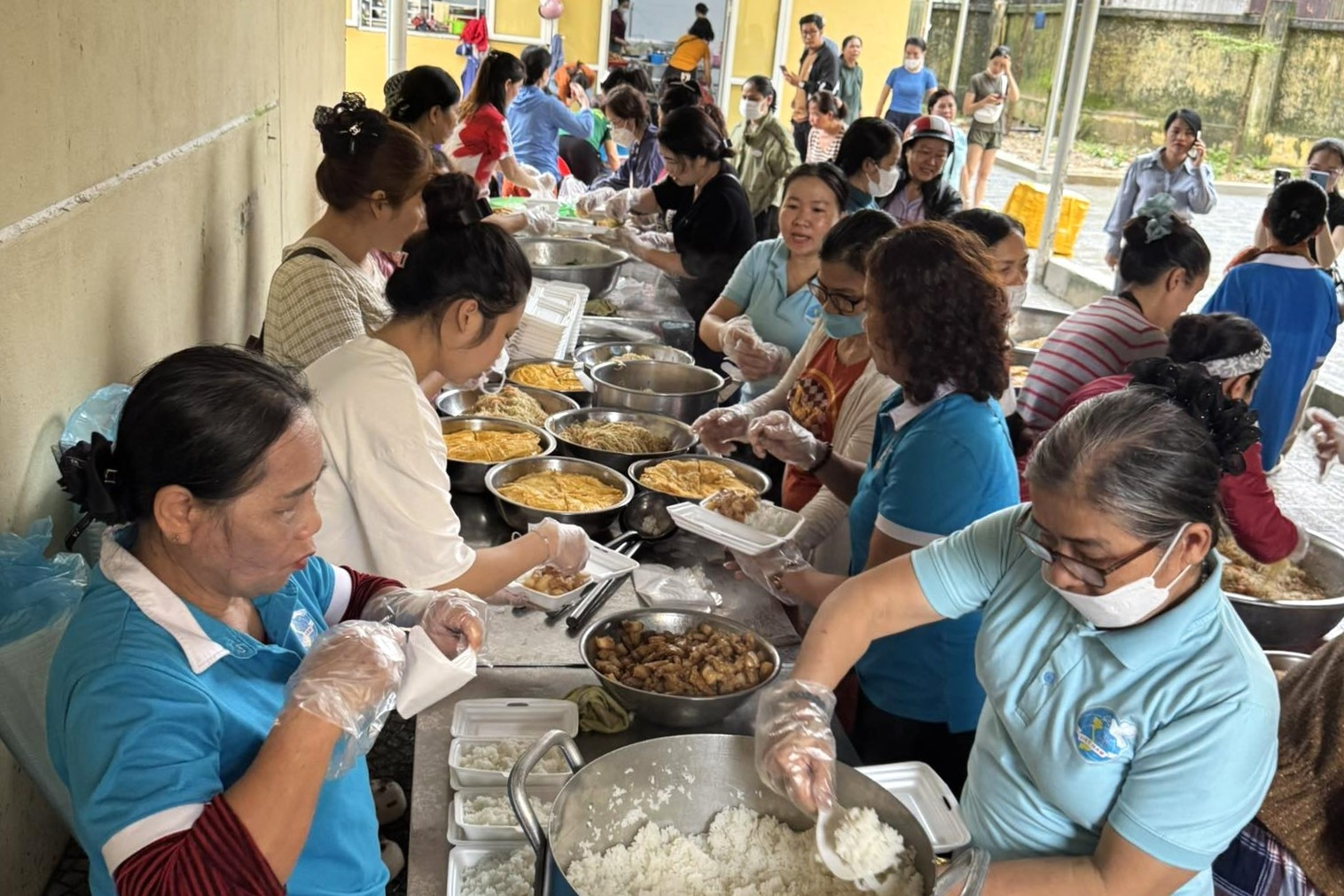 Căn bếp nghĩa tình ở Huế đỏ lửa, nấu hàng nghìn suất cơm cho bà con vùng ngập