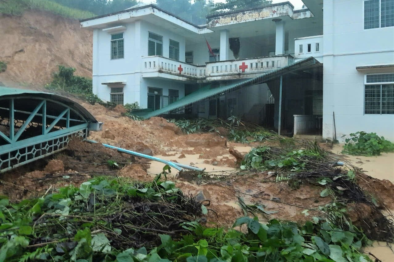 Cảnh tượng kinh hoàng: Núi lở, đất đá đổ ập vào trạm y tế