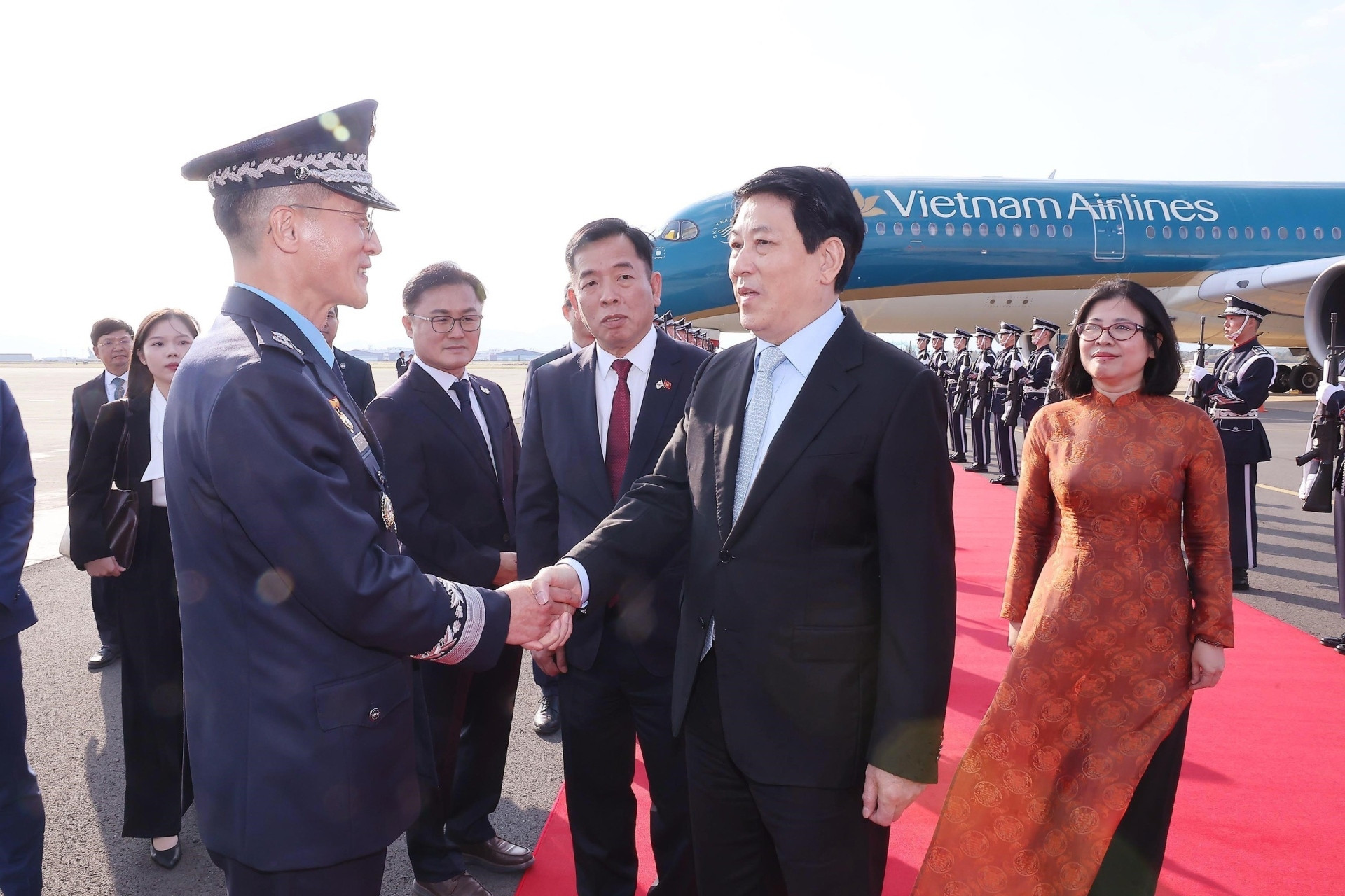 Chủ tịch nước Lương Cường đến Hàn Quốc, bắt đầu tham dự APEC 2025