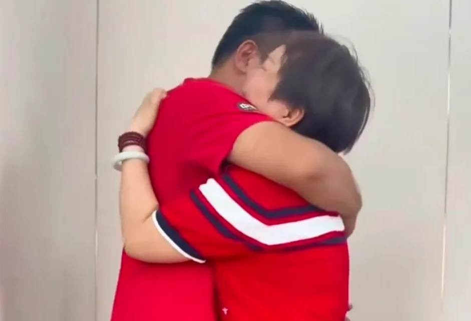 Con 9 tháng tuổi bị bắt cóc ngay trước cửa nhà, mẹ nghẹn ngào gặp lại sau 18 năm