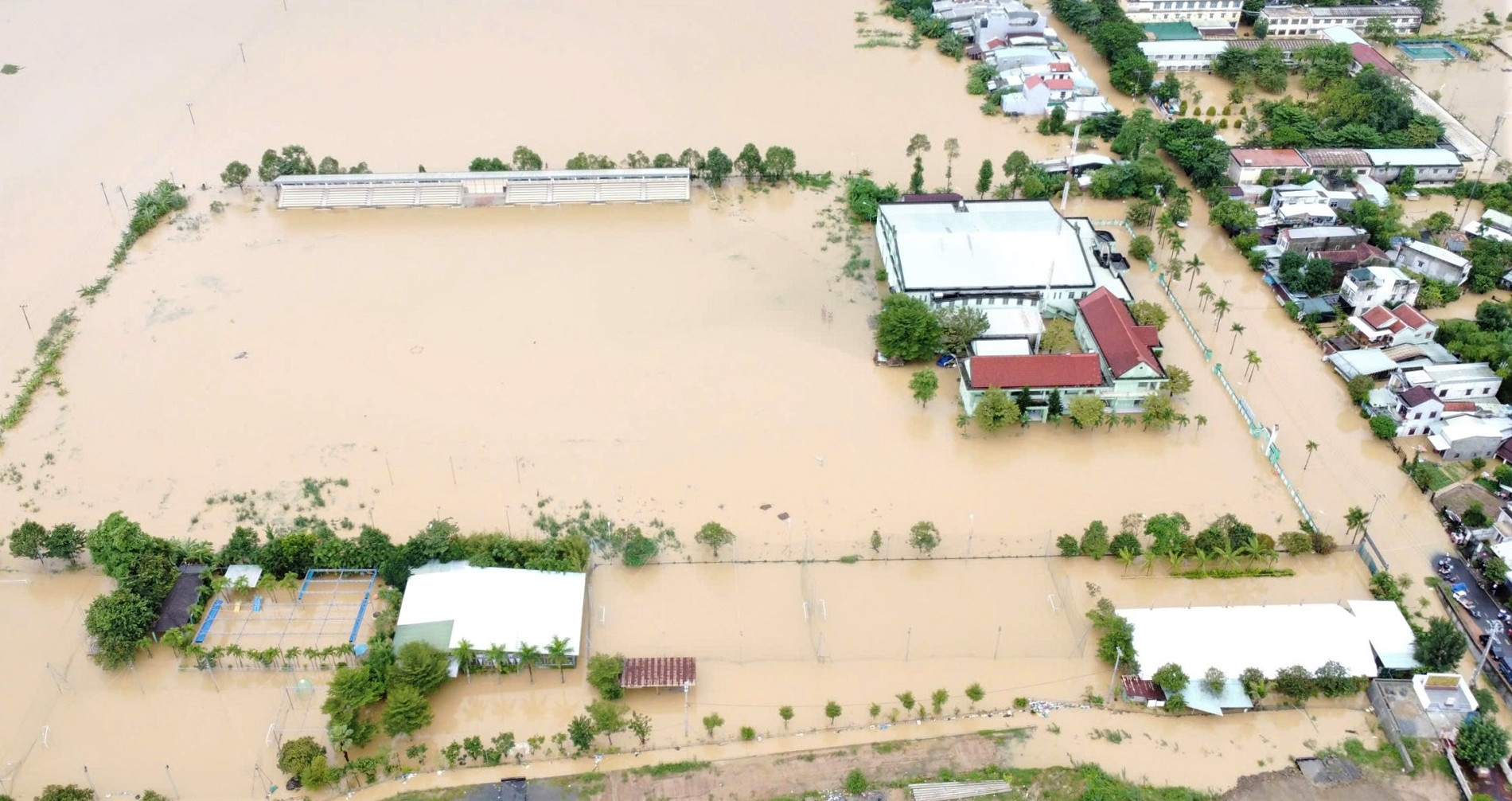 Đà Nẵng: Lũ lớn tiếp tục dâng, nhiều khu dân cư bị cô lập giữa mênh mông nước