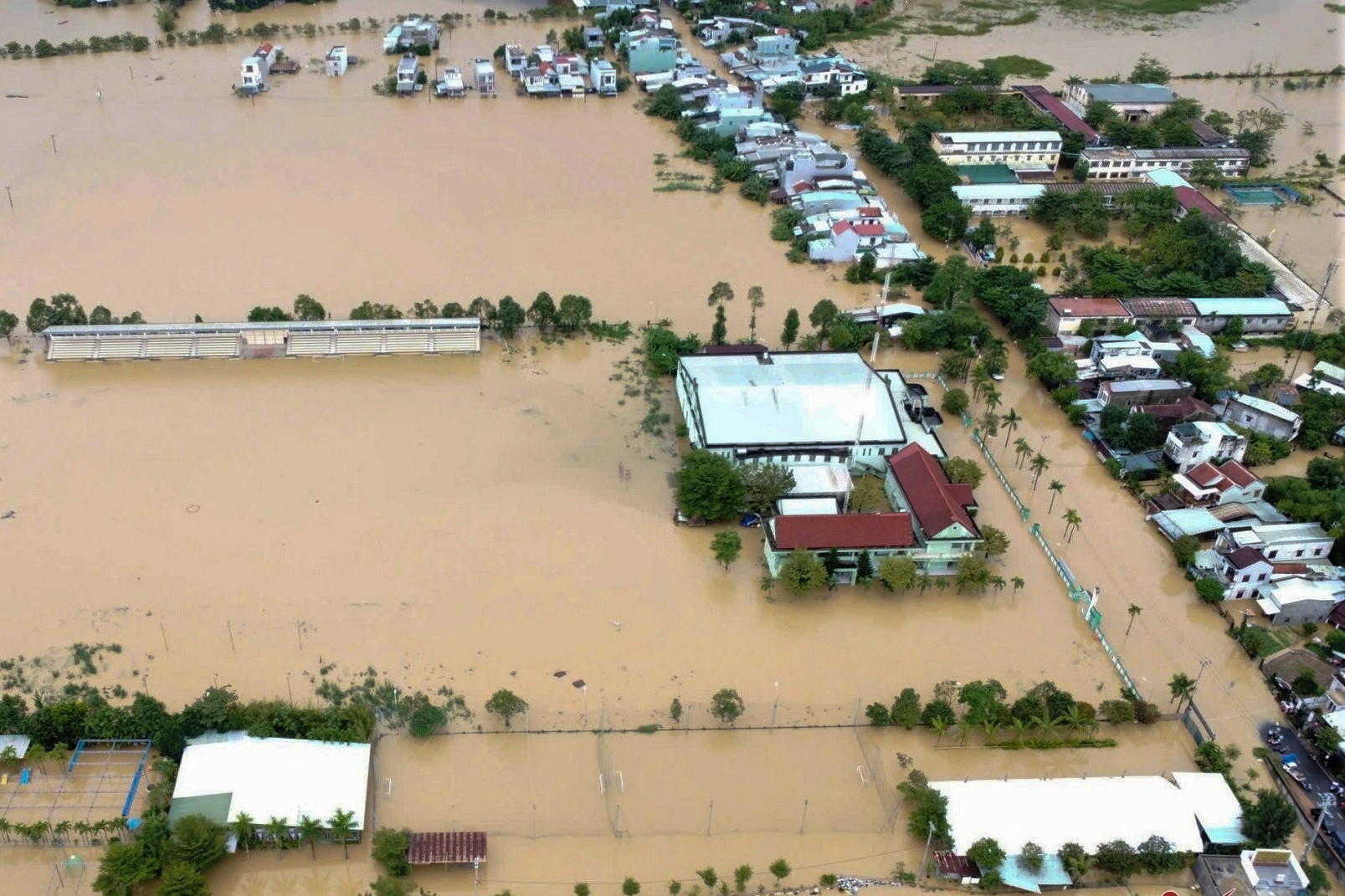 Đà Nẵng: Lũ lớn tiếp tục dâng, nhiều khu dân cư bị cô lập giữa mênh mông nước