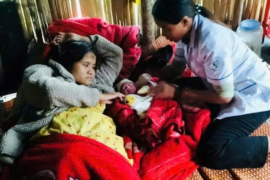 Giữa mưa lũ sạt lở, 2 y sĩ băng rừng 5km cứu mẹ con sản phụ ở vùng cao