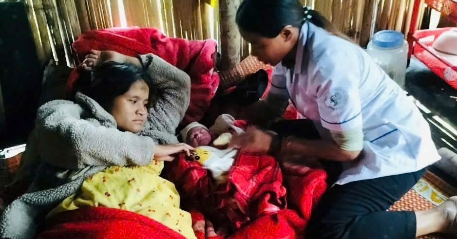 Giữa mưa lũ sạt lở, 2 y sĩ băng rừng 5km cứu mẹ con sản phụ ở vùng cao