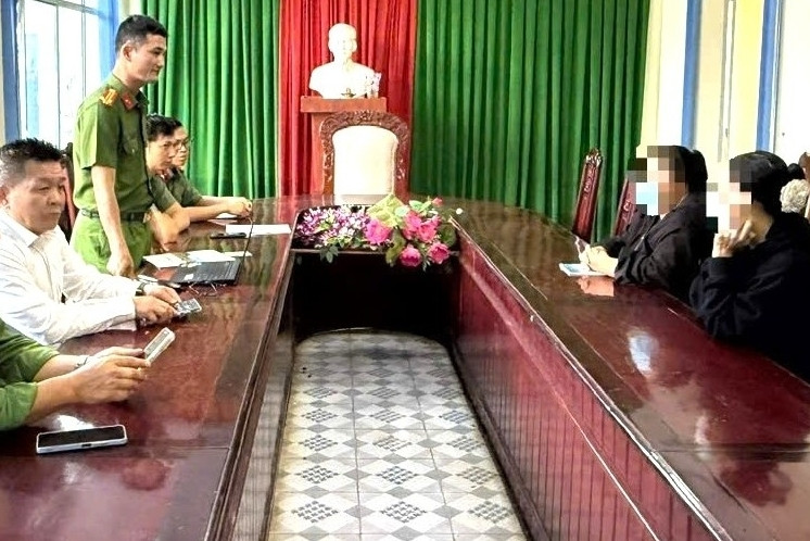 Hóng chuyện ở chợ rồi lên Facebook 'buôn', hai phụ nữ bị xử lý