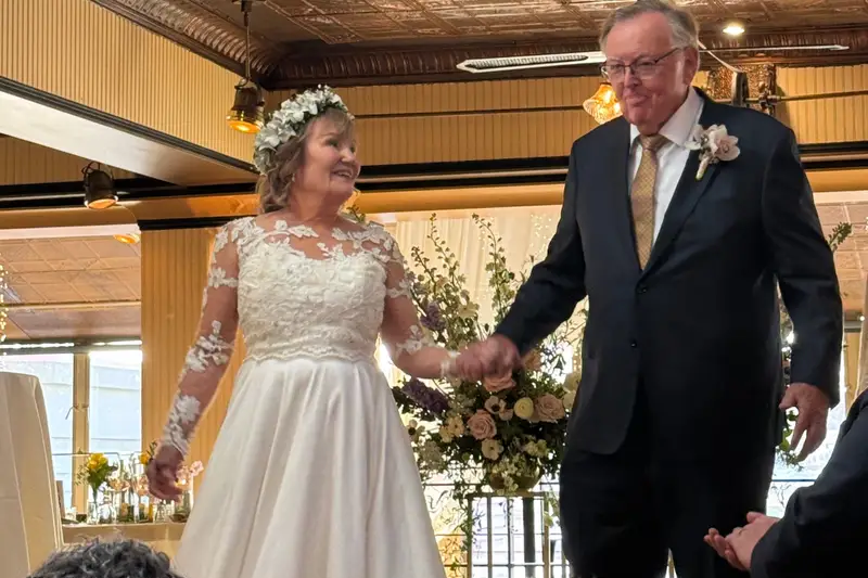 Kết hôn lần đầu ở tuổi 76, bà lão chứng minh 'không bao giờ là quá muộn để yêu'