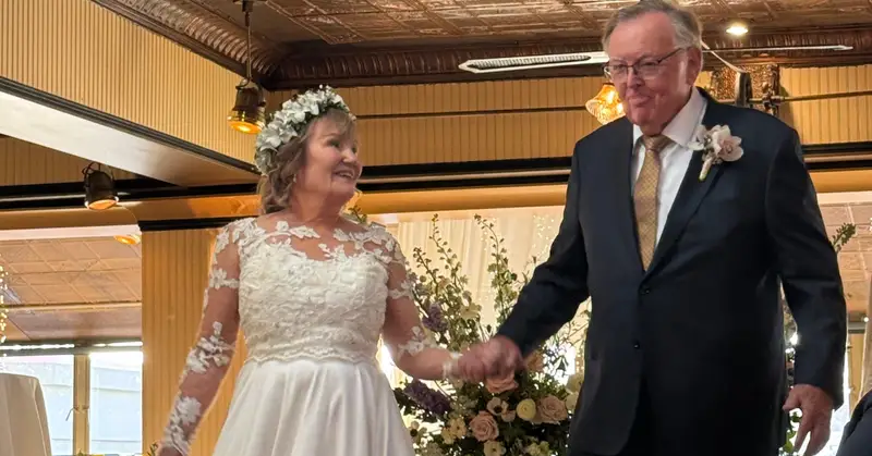 Kết hôn lần đầu ở tuổi 76, bà lão chứng minh &amp;apos;không bao giờ là quá muộn để yêu&amp;apos;