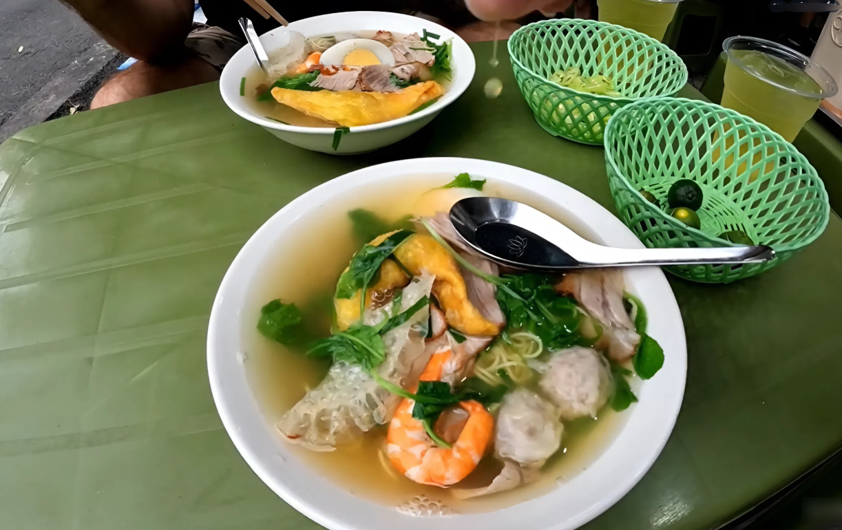 khach Tay an mi van than HN 1.png