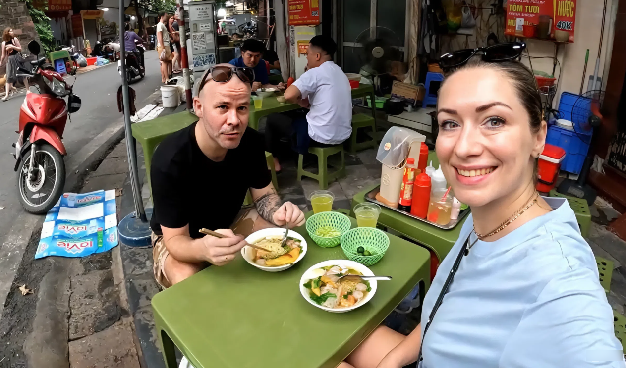 khach Tay an mi van than HN 2.png