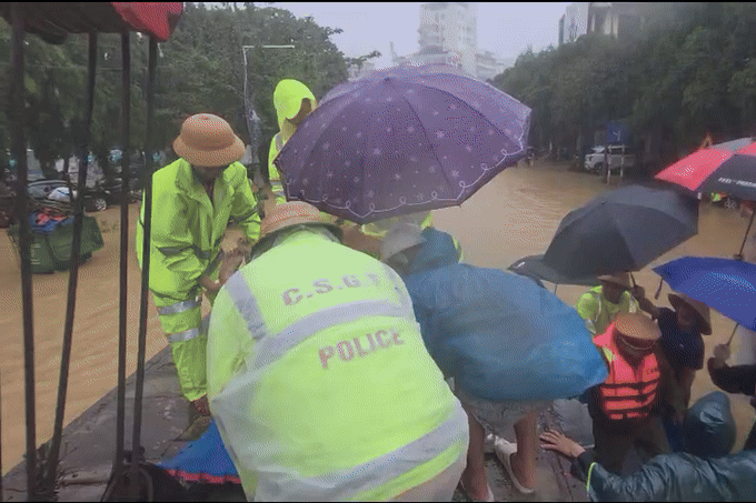 Lặng người giữa dòng lũ ở Huế: Công an dùng xe cẩu đưa hai phụ nữ đi cấp cứu