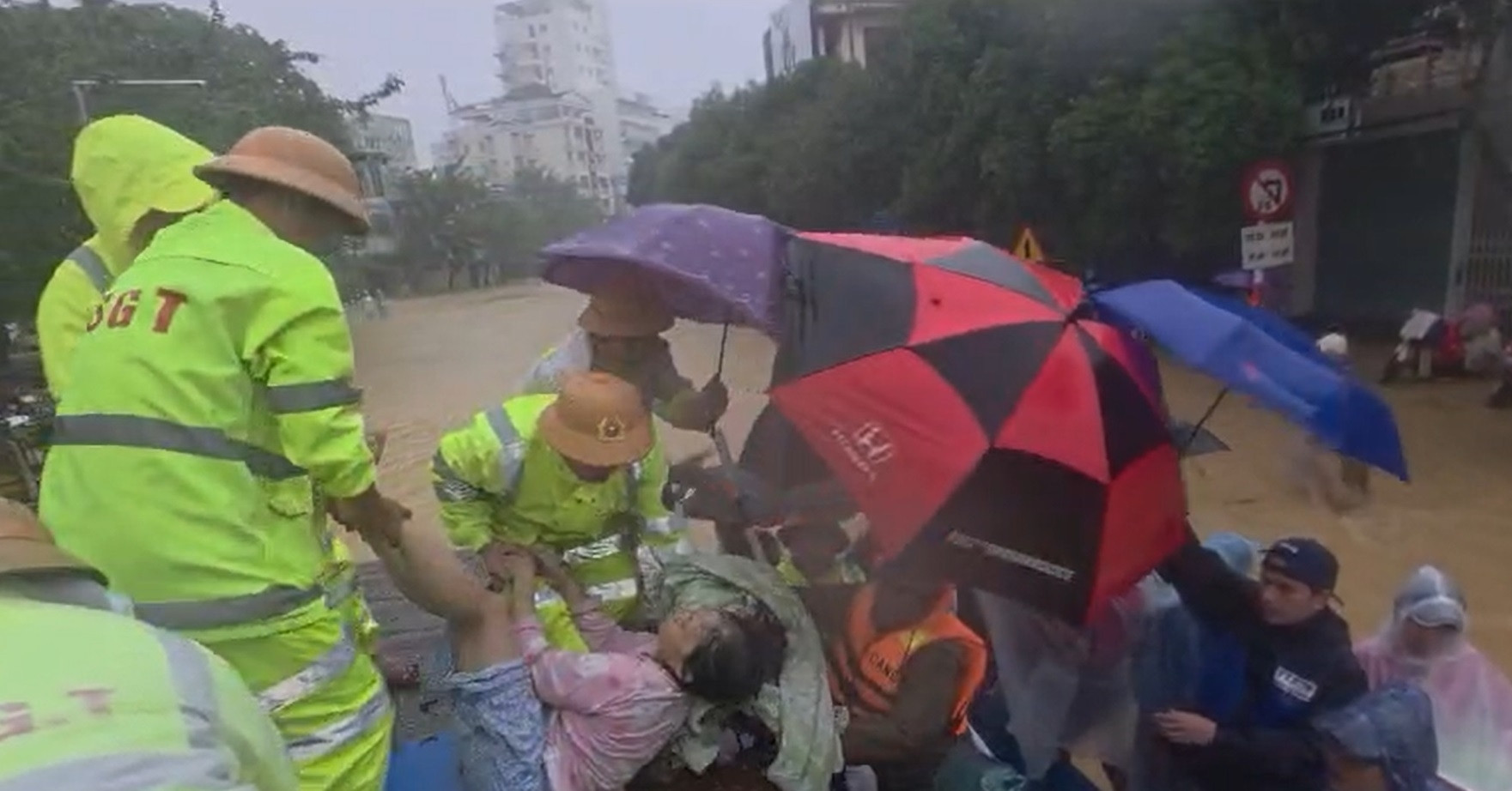 Lặng người giữa dòng lũ ở Huế: Công an dùng xe cẩu đưa hai phụ nữ đi cấp cứu